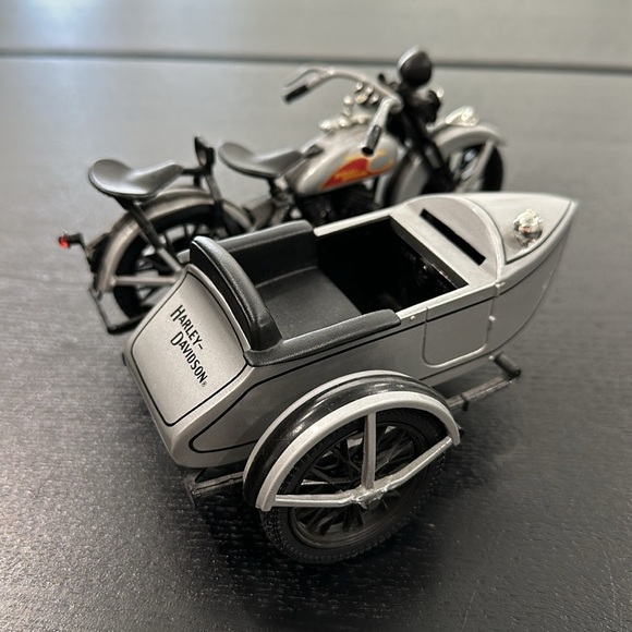 Harley-Davidson Rare Silver 1933 Motorcycle Sidecar Bank With Stand & Glass Base - Picture 4 of 13